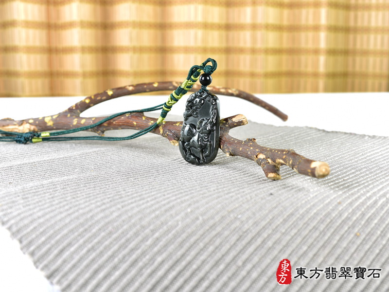 意境金曜石牛項鍊玉珮（牛運亨通：牛牌金曜石牛玉珮、金曜石牛玉墜、牛十二生肖項鍊）。金曜石牛，CO051。客製化訂做各種金曜石牛吊墜玉珮項鍊。★附東方翡翠寶石保證卡
