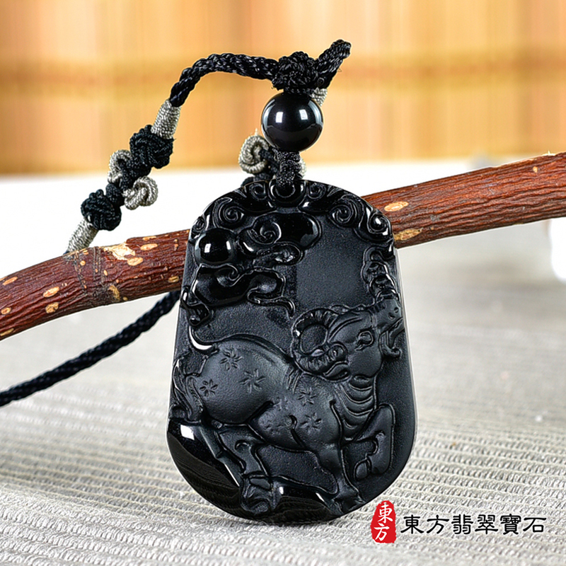正面黑曜石牛項鍊玉珮（牛運亨通：牛牌黑曜石牛玉珮、黑曜石牛玉墜、牛十二生肖項鍊）。黑曜石牛，CO052。客製化訂做各種黑曜石牛吊墜玉珮項鍊。★附東方翡翠寶石保證卡