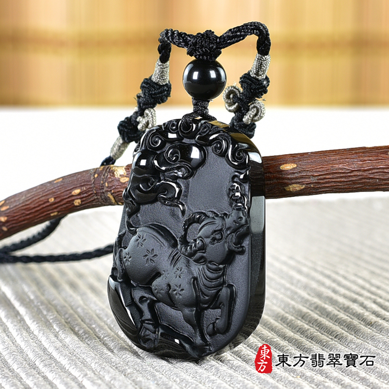 右側黑曜石牛項鍊玉珮（牛運亨通：牛牌黑曜石牛玉珮、黑曜石牛玉墜、牛十二生肖項鍊）。黑曜石牛，CO052。客製化訂做各種黑曜石牛吊墜玉珮項鍊。★附東方翡翠寶石保證卡