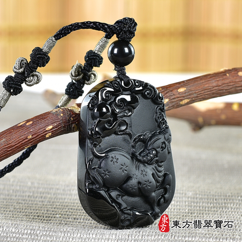 左側黑曜石牛項鍊玉珮（牛運亨通：牛牌黑曜石牛玉珮、黑曜石牛玉墜、牛十二生肖項鍊）。黑曜石牛，CO052。客製化訂做各種黑曜石牛吊墜玉珮項鍊。★附東方翡翠寶石保證卡