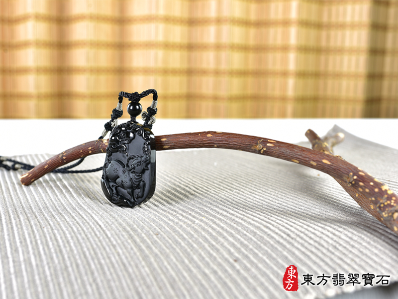 意境黑曜石牛項鍊玉珮（牛運亨通：牛牌黑曜石牛玉珮、黑曜石牛玉墜、牛十二生肖項鍊）。黑曜石牛，CO052。客製化訂做各種黑曜石牛吊墜玉珮項鍊。★附東方翡翠寶石保證卡