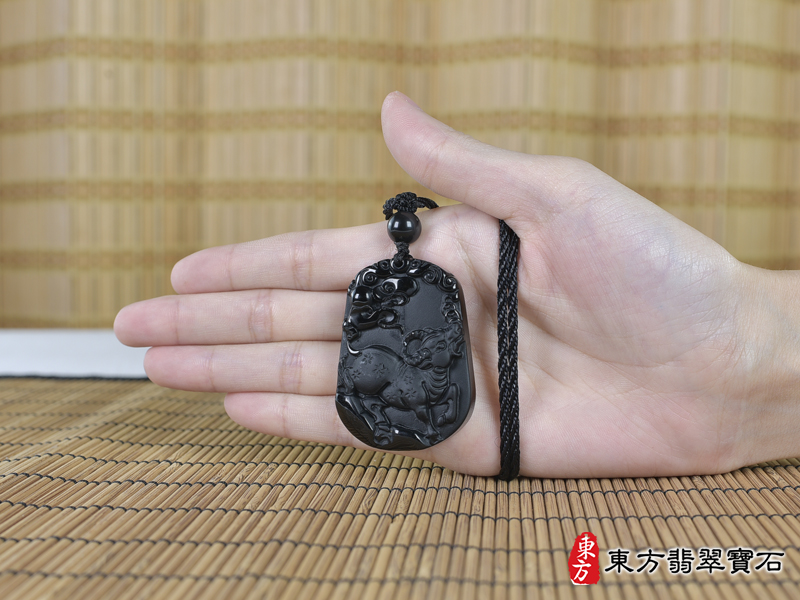 大小黑曜石牛項鍊玉珮（牛運亨通：牛牌黑曜石牛玉珮、黑曜石牛玉墜、牛十二生肖項鍊）。黑曜石牛，CO052。客製化訂做各種黑曜石牛吊墜玉珮項鍊。★附東方翡翠寶石保證卡