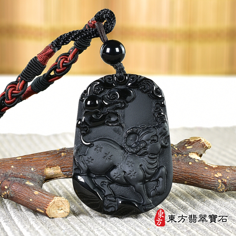 正面黑曜石牛項鍊玉珮（牛運亨通：牛牌黑曜石牛玉珮、黑曜石牛玉墜、牛十二生肖項鍊）。黑曜石牛，CO053。客製化訂做各種黑曜石牛吊墜玉珮項鍊。★附東方翡翠寶石保證卡