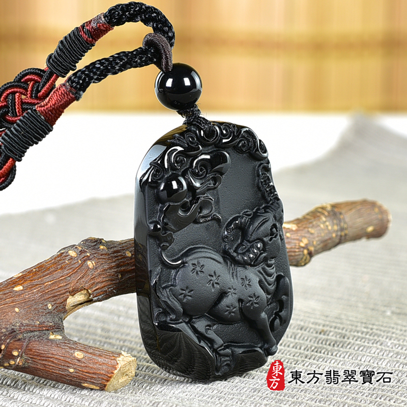 左側黑曜石牛項鍊玉珮（牛運亨通：牛牌黑曜石牛玉珮、黑曜石牛玉墜、牛十二生肖項鍊）。黑曜石牛，CO053。客製化訂做各種黑曜石牛吊墜玉珮項鍊。★附東方翡翠寶石保證卡