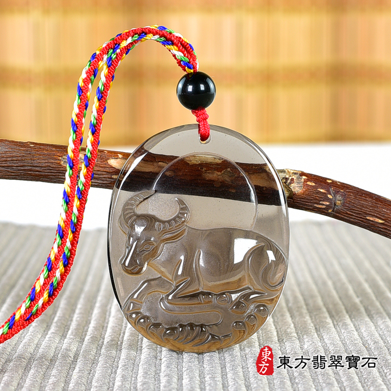 正面黑曜石牛項鍊玉珮（牛運亨通：牛牌黑曜石牛玉珮、黑曜石牛玉墜、牛十二生肖項鍊）。黑曜石牛，CO054。客製化訂做各種黑曜石牛吊墜玉珮項鍊。★附東方翡翠寶石保證卡