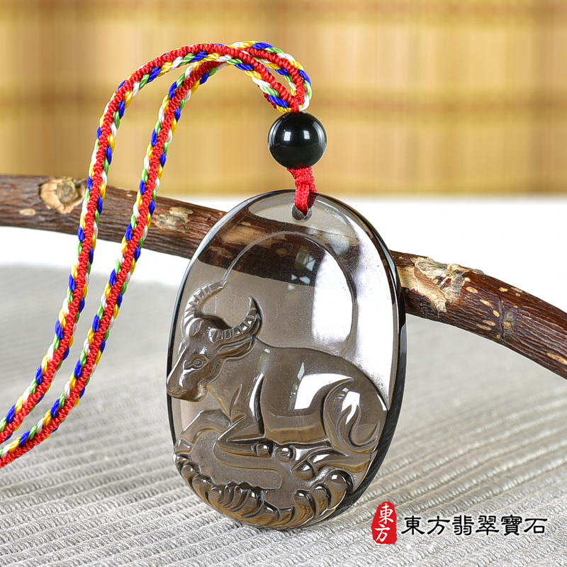 右側黑曜石牛項鍊玉珮（牛運亨通：牛牌黑曜石牛玉珮、黑曜石牛玉墜、牛十二生肖項鍊）。黑曜石牛，CO054。客製化訂做各種黑曜石牛吊墜玉珮項鍊。★附東方翡翠寶石保證卡