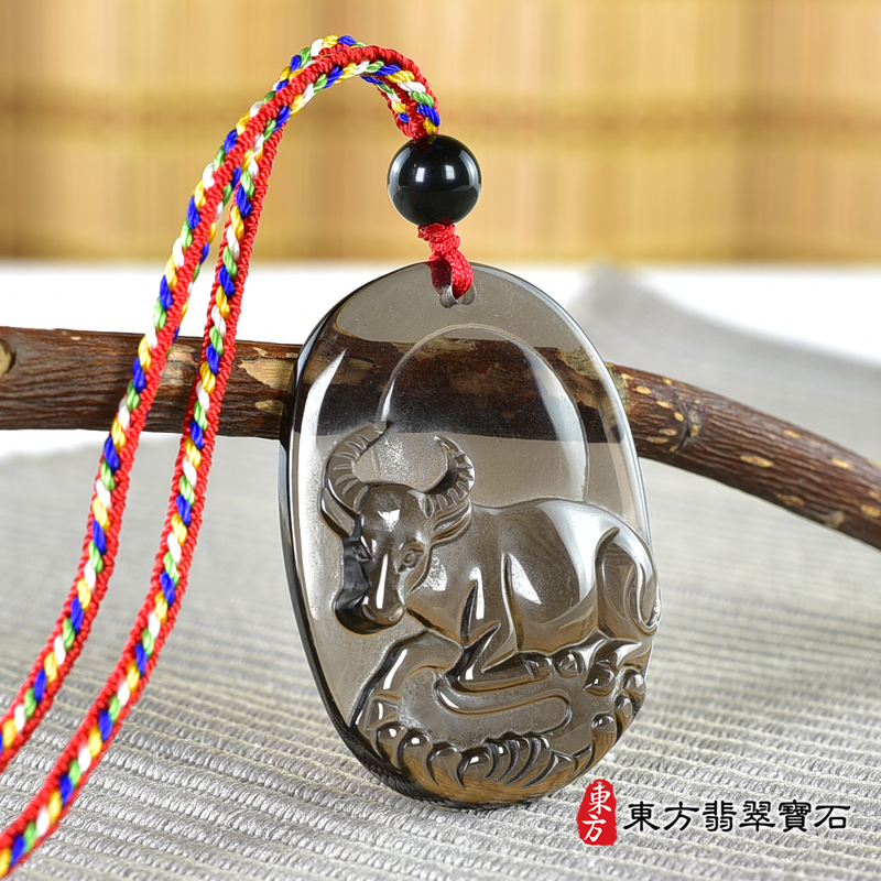 左側黑曜石牛項鍊玉珮（牛運亨通：牛牌黑曜石牛玉珮、黑曜石牛玉墜、牛十二生肖項鍊）。黑曜石牛，CO054。客製化訂做各種黑曜石牛吊墜玉珮項鍊。★附東方翡翠寶石保證卡