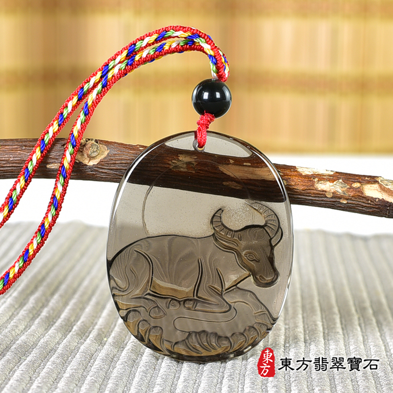 背面黑曜石牛項鍊玉珮（牛運亨通：牛牌黑曜石牛玉珮、黑曜石牛玉墜、牛十二生肖項鍊）。黑曜石牛，CO054。客製化訂做各種黑曜石牛吊墜玉珮項鍊。★附東方翡翠寶石保證卡