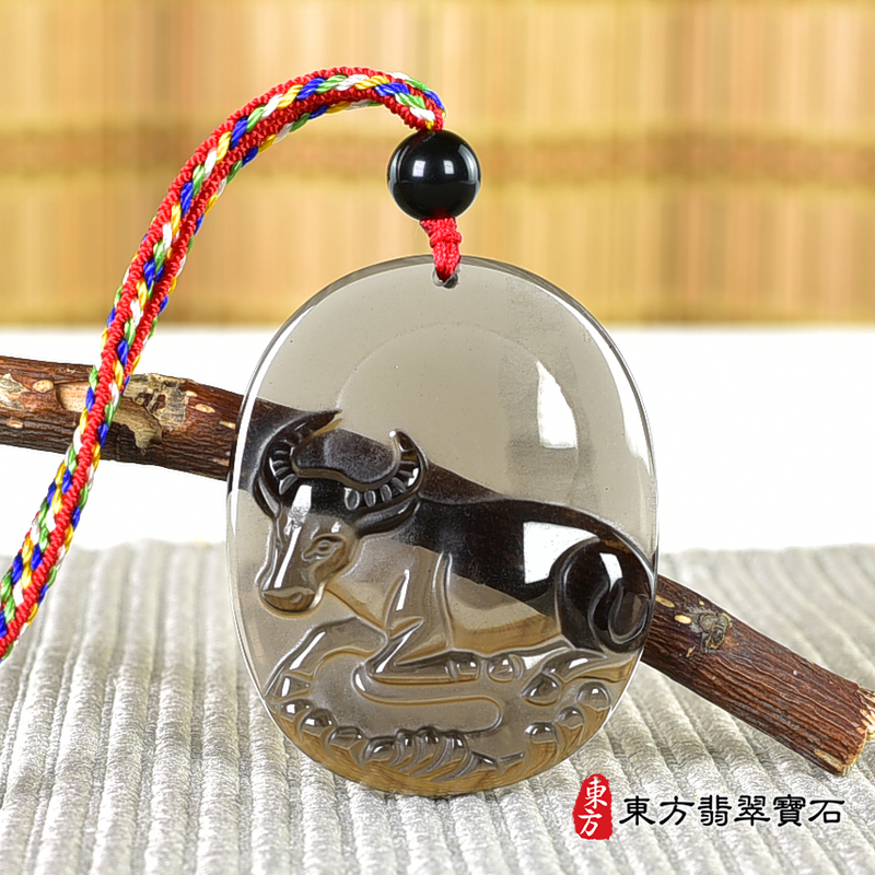 正面黑曜石牛項鍊玉珮（牛運亨通：牛牌黑曜石牛玉珮、黑曜石牛玉墜、牛十二生肖項鍊）。黑曜石牛，CO055。客製化訂做各種黑曜石牛吊墜玉珮項鍊。★附東方翡翠寶石保證卡