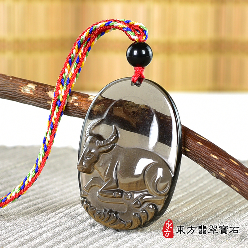 右側黑曜石牛項鍊玉珮（牛運亨通：牛牌黑曜石牛玉珮、黑曜石牛玉墜、牛十二生肖項鍊）。黑曜石牛，CO055。客製化訂做各種黑曜石牛吊墜玉珮項鍊。★附東方翡翠寶石保證卡