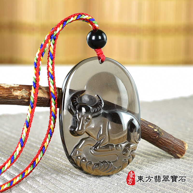 左側黑曜石牛項鍊玉珮（牛運亨通：牛牌黑曜石牛玉珮、黑曜石牛玉墜、牛十二生肖項鍊）。黑曜石牛，CO055。客製化訂做各種黑曜石牛吊墜玉珮項鍊。★附東方翡翠寶石保證卡