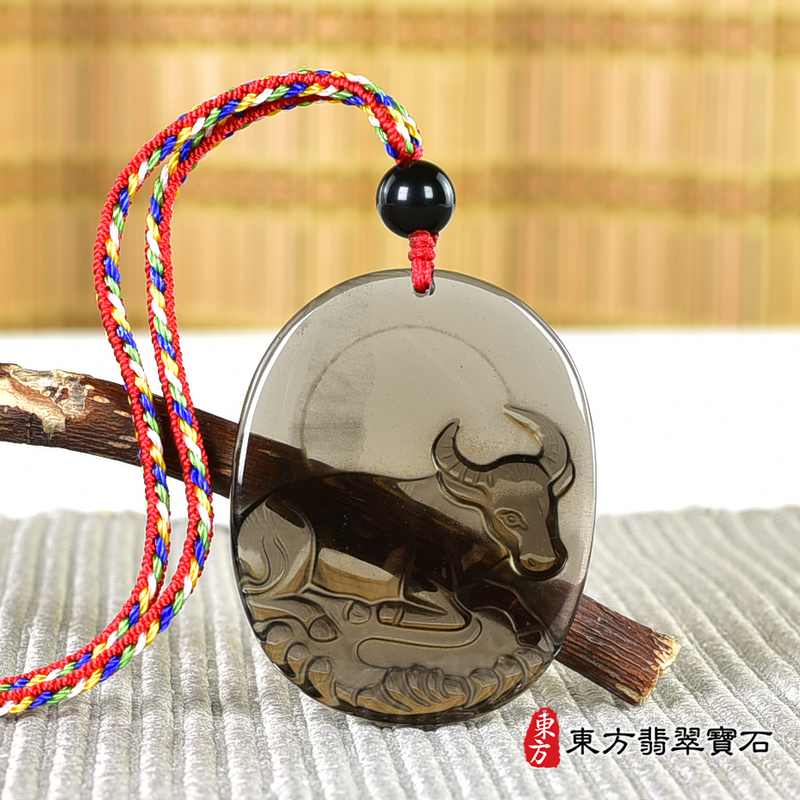 背面黑曜石牛項鍊玉珮（牛運亨通：牛牌黑曜石牛玉珮、黑曜石牛玉墜、牛十二生肖項鍊）。黑曜石牛，CO055。客製化訂做各種黑曜石牛吊墜玉珮項鍊。★附東方翡翠寶石保證卡