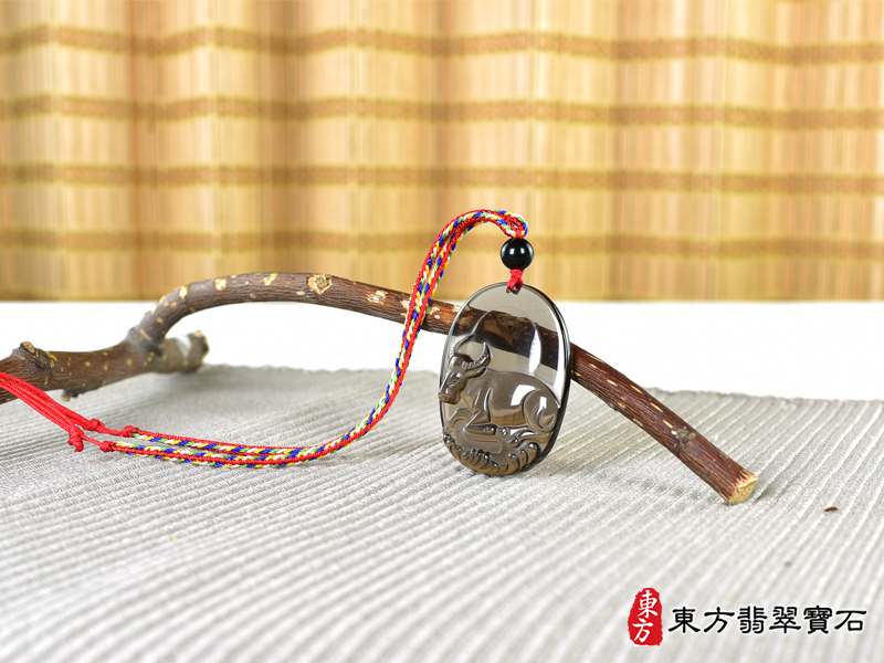 意境黑曜石牛項鍊玉珮（牛運亨通：牛牌黑曜石牛玉珮、黑曜石牛玉墜、牛十二生肖項鍊）。黑曜石牛，CO055。客製化訂做各種黑曜石牛吊墜玉珮項鍊。★附東方翡翠寶石保證卡