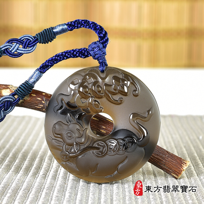 正面黑曜石牛項鍊玉珮（牛運亨通：牛牌黑曜石牛玉珮、黑曜石牛玉墜、牛十二生肖項鍊）。黑曜石牛，CO056。客製化訂做各種黑曜石牛吊墜玉珮項鍊。★附東方翡翠寶石保證卡
