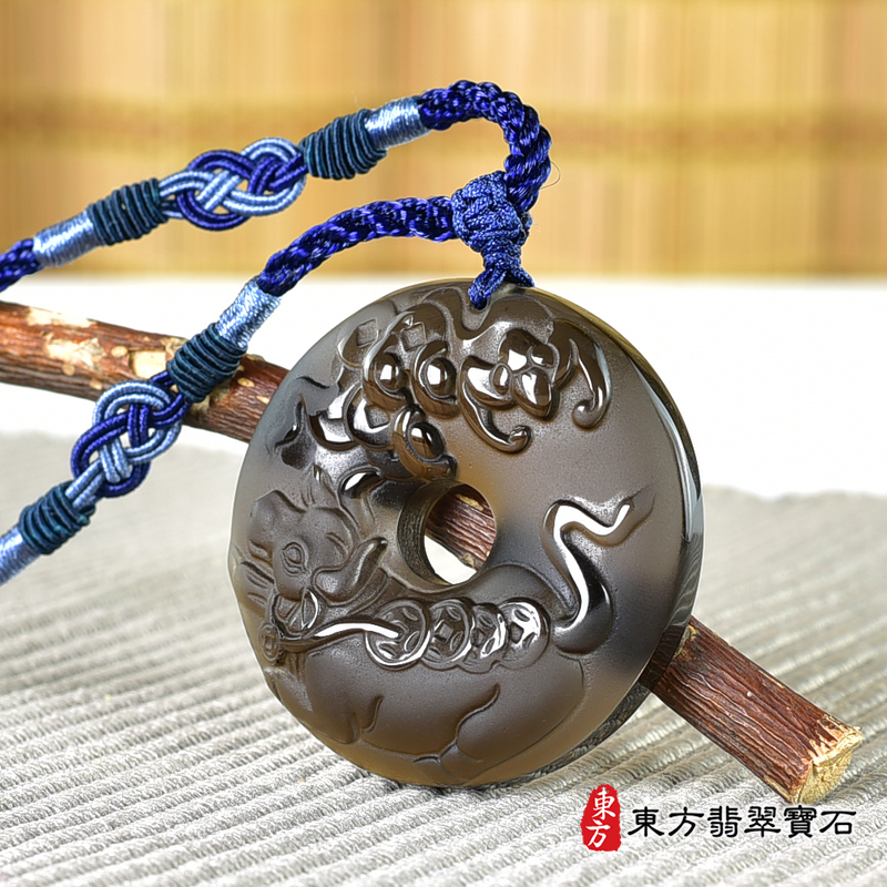 右側黑曜石牛項鍊玉珮（牛運亨通：牛牌黑曜石牛玉珮、黑曜石牛玉墜、牛十二生肖項鍊）。黑曜石牛，CO056。客製化訂做各種黑曜石牛吊墜玉珮項鍊。★附東方翡翠寶石保證卡