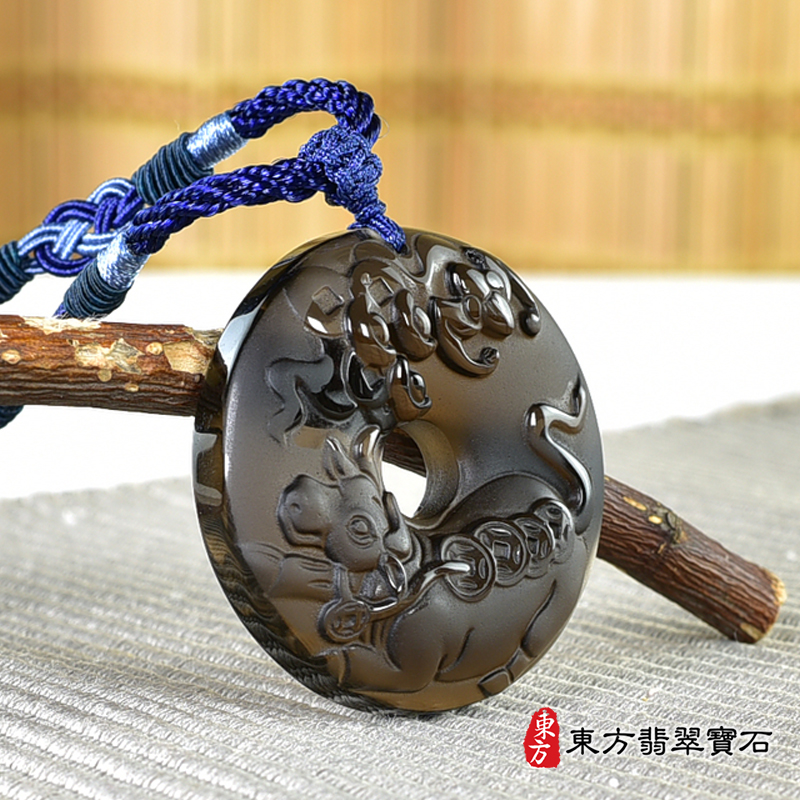 左側黑曜石牛項鍊玉珮（牛運亨通：牛牌黑曜石牛玉珮、黑曜石牛玉墜、牛十二生肖項鍊）。黑曜石牛，CO056。客製化訂做各種黑曜石牛吊墜玉珮項鍊。★附東方翡翠寶石保證卡