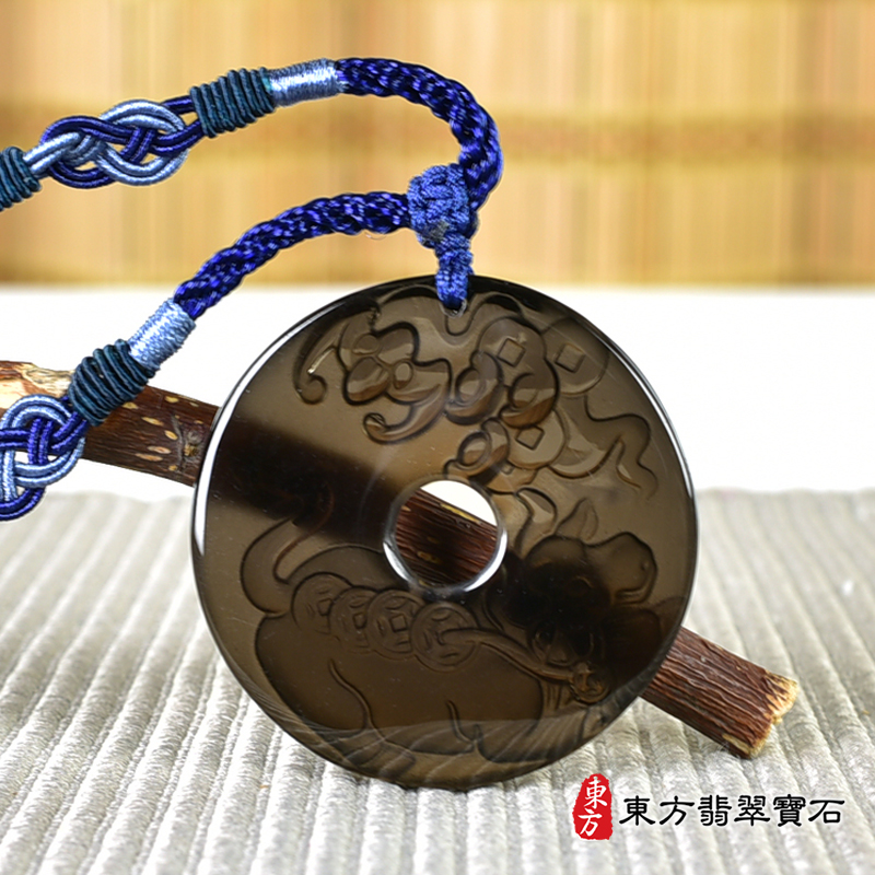 背面黑曜石牛項鍊玉珮（牛運亨通：牛牌黑曜石牛玉珮、黑曜石牛玉墜、牛十二生肖項鍊）。黑曜石牛，CO056。客製化訂做各種黑曜石牛吊墜玉珮項鍊。★附東方翡翠寶石保證卡