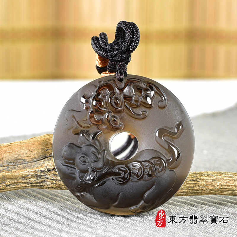正面黑曜石牛項鍊玉珮（牛運亨通：牛牌黑曜石牛玉珮、黑曜石牛玉墜、牛十二生肖項鍊）。黑曜石牛，CO057。客製化訂做各種黑曜石牛吊墜玉珮項鍊。★附東方翡翠寶石保證卡