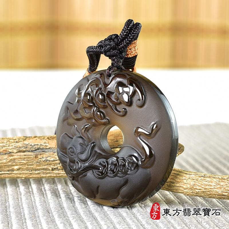 右側黑曜石牛項鍊玉珮（牛運亨通：牛牌黑曜石牛玉珮、黑曜石牛玉墜、牛十二生肖項鍊）。黑曜石牛，CO057。客製化訂做各種黑曜石牛吊墜玉珮項鍊。★附東方翡翠寶石保證卡