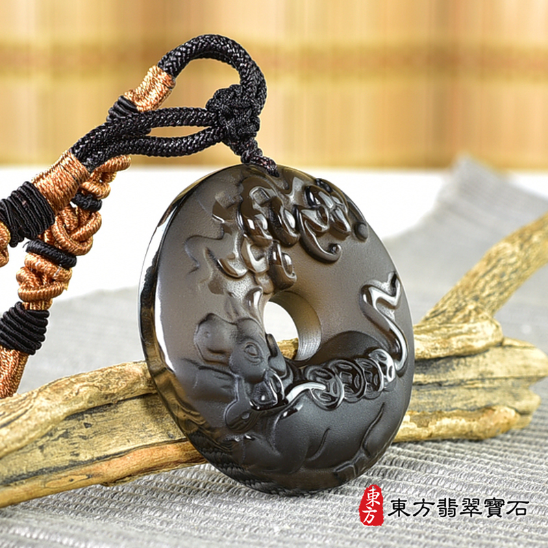 左側黑曜石牛項鍊玉珮（牛運亨通：牛牌黑曜石牛玉珮、黑曜石牛玉墜、牛十二生肖項鍊）。黑曜石牛，CO057。客製化訂做各種黑曜石牛吊墜玉珮項鍊。★附東方翡翠寶石保證卡