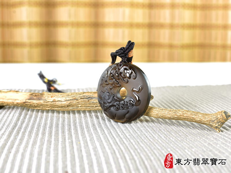 意境黑曜石牛項鍊玉珮（牛運亨通：牛牌黑曜石牛玉珮、黑曜石牛玉墜、牛十二生肖項鍊）。黑曜石牛，CO057。客製化訂做各種黑曜石牛吊墜玉珮項鍊。★附東方翡翠寶石保證卡