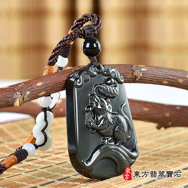 左側金曜石鼠項鍊玉珮（金錢鼠：鼠牌金曜石鼠玉珮、金曜石鼠玉墜、鼠十二生肖項鍊）。金曜石鼠，MU065。客製化訂做各種金曜石鼠吊墜玉珮項鍊。★附東方翡翠寶石保證卡