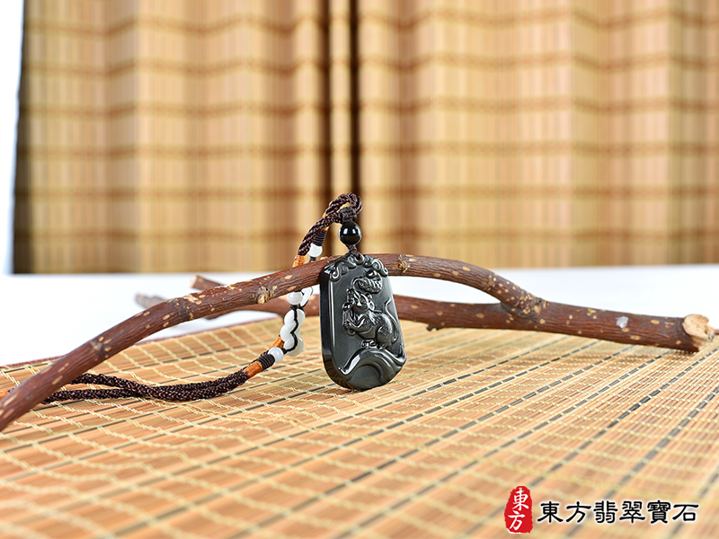 情景照金曜石鼠項鍊玉珮（金錢鼠：鼠牌金曜石鼠玉珮、金曜石鼠玉墜、鼠十二生肖項鍊）。金曜石鼠，MU065。客製化訂做各種金曜石鼠吊墜玉珮項鍊。★附東方翡翠寶石保證卡