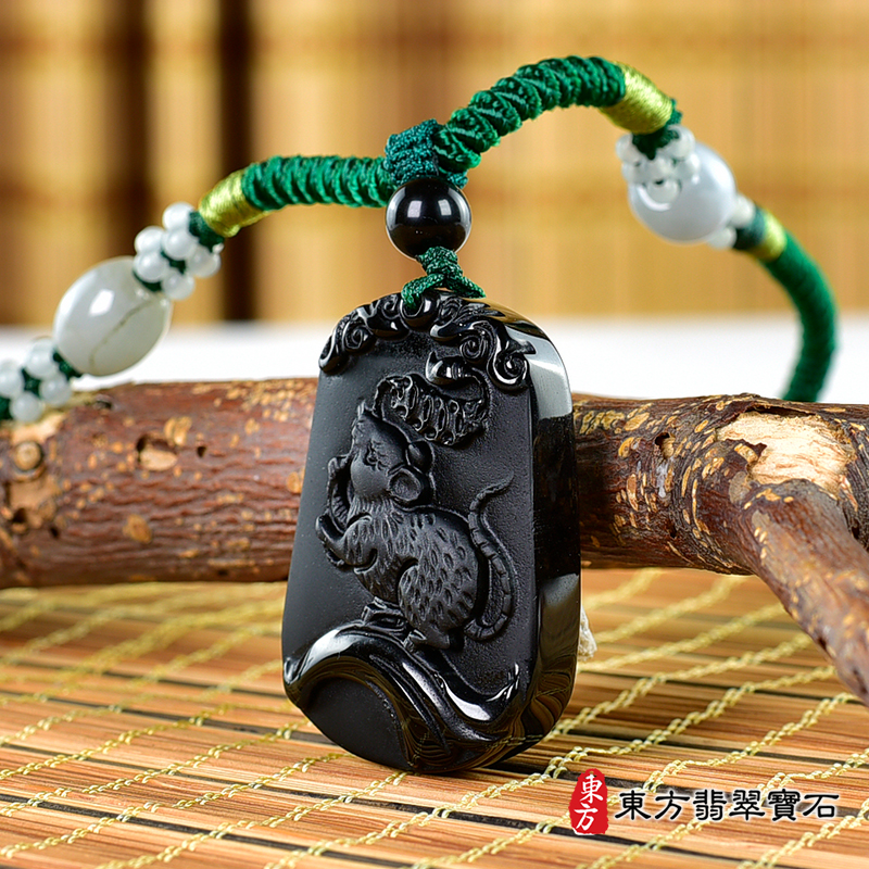 右側黑曜石鼠項鍊玉珮（金錢鼠：鼠牌黑曜石鼠玉珮、黑曜石鼠玉墜、鼠十二生肖項鍊）。冰種黑曜石鼠，MU067。客製化訂做各種黑曜石鼠吊墜玉珮項鍊。★附東方翡翠寶石保證卡
