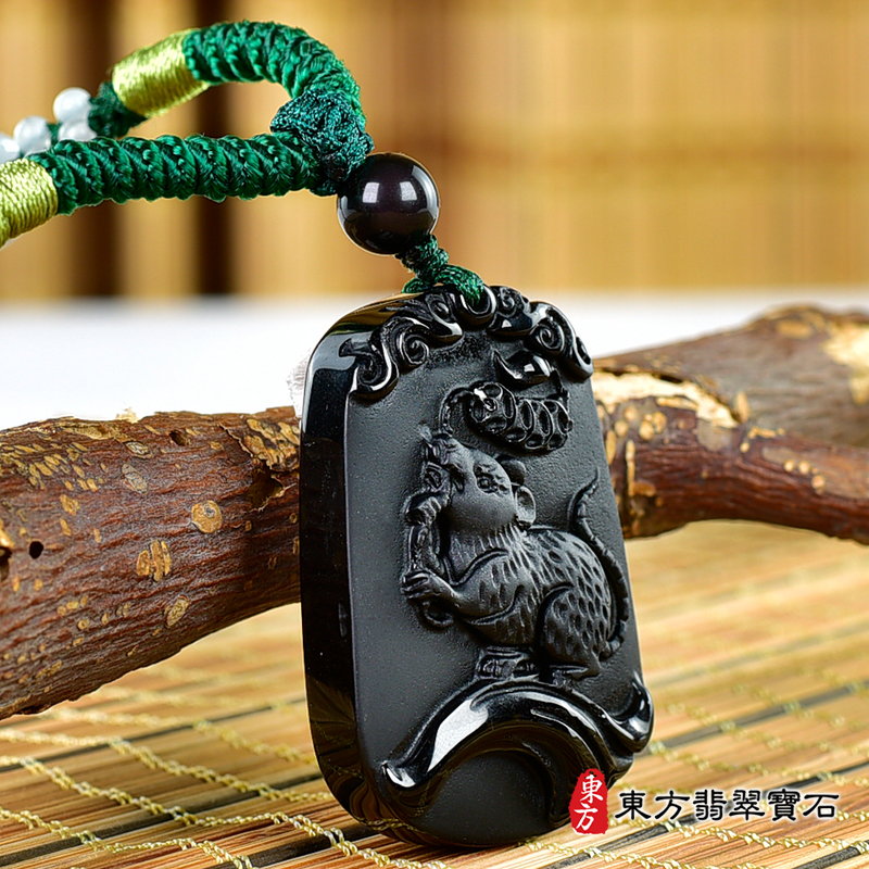 左側黑曜石鼠項鍊玉珮（金錢鼠：鼠牌黑曜石鼠玉珮、黑曜石鼠玉墜、鼠十二生肖項鍊）。冰種黑曜石鼠，MU067。客製化訂做各種黑曜石鼠吊墜玉珮項鍊。★附東方翡翠寶石保證卡