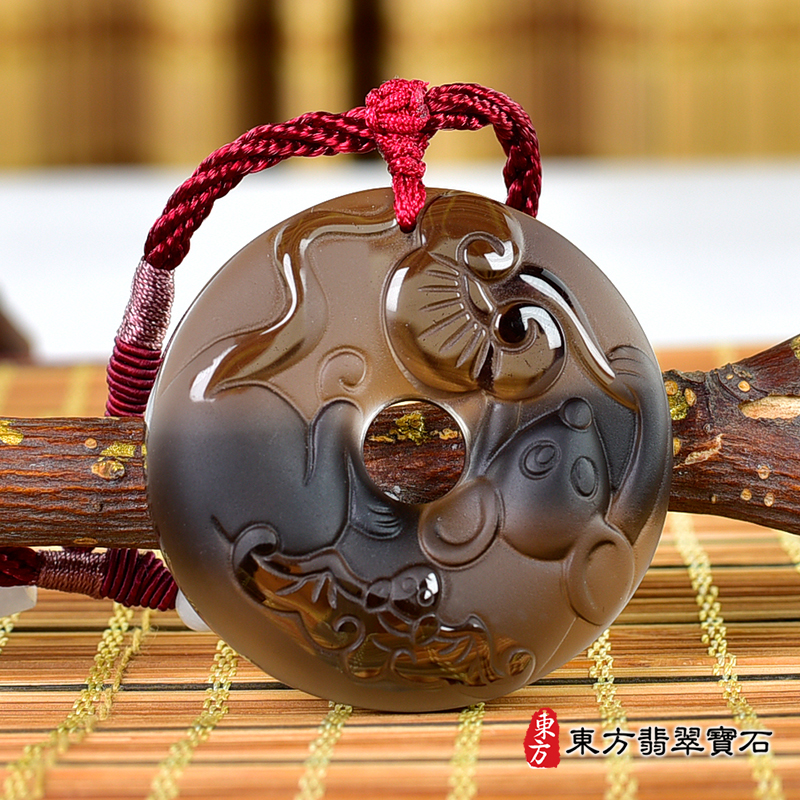 正面照黑曜石鼠項鍊玉珮（金錢鼠：鼠牌黑曜石鼠玉珮、黑曜石鼠玉墜、鼠十二生肖項鍊）。冰種黑曜石鼠，MU069。客製化訂做各種黑曜石鼠吊墜玉珮項鍊。★附東方翡翠寶石保證卡