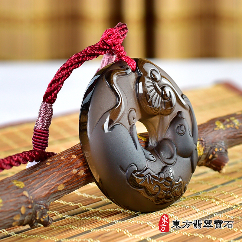 左側照黑曜石鼠項鍊玉珮（金錢鼠：鼠牌黑曜石鼠玉珮、黑曜石鼠玉墜、鼠十二生肖項鍊）。冰種黑曜石鼠，MU069。客製化訂做各種黑曜石鼠吊墜玉珮項鍊。★附東方翡翠寶石保證卡