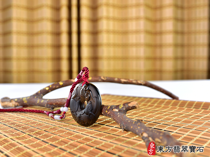 情景照黑曜石鼠項鍊玉珮（金錢鼠：鼠牌黑曜石鼠玉珮、黑曜石鼠玉墜、鼠十二生肖項鍊）。冰種黑曜石鼠，MU069。客製化訂做各種黑曜石鼠吊墜玉珮項鍊。★附東方翡翠寶石保證卡