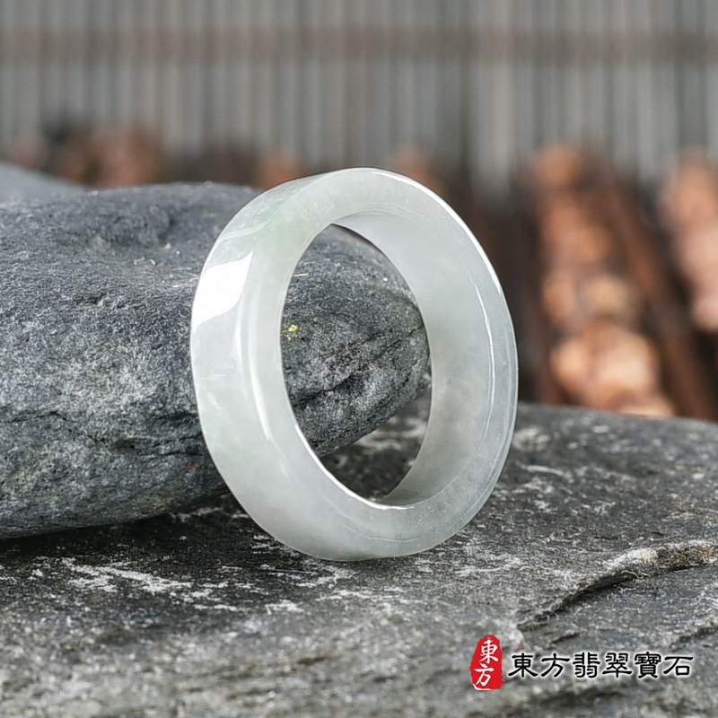 左側-翡翠戒指（玉戒指、A貨翡翠戒指、緬甸玉戒指，版指戒，版戒指，結婚戒指、結婚對戒、男女對戒）。淺綠色糯種翡翠戒指，國際圍12，RNG206。客製化訂做各種翡翠戒指吊墜玉珮項鍊。★附A貨翡翠雙證書