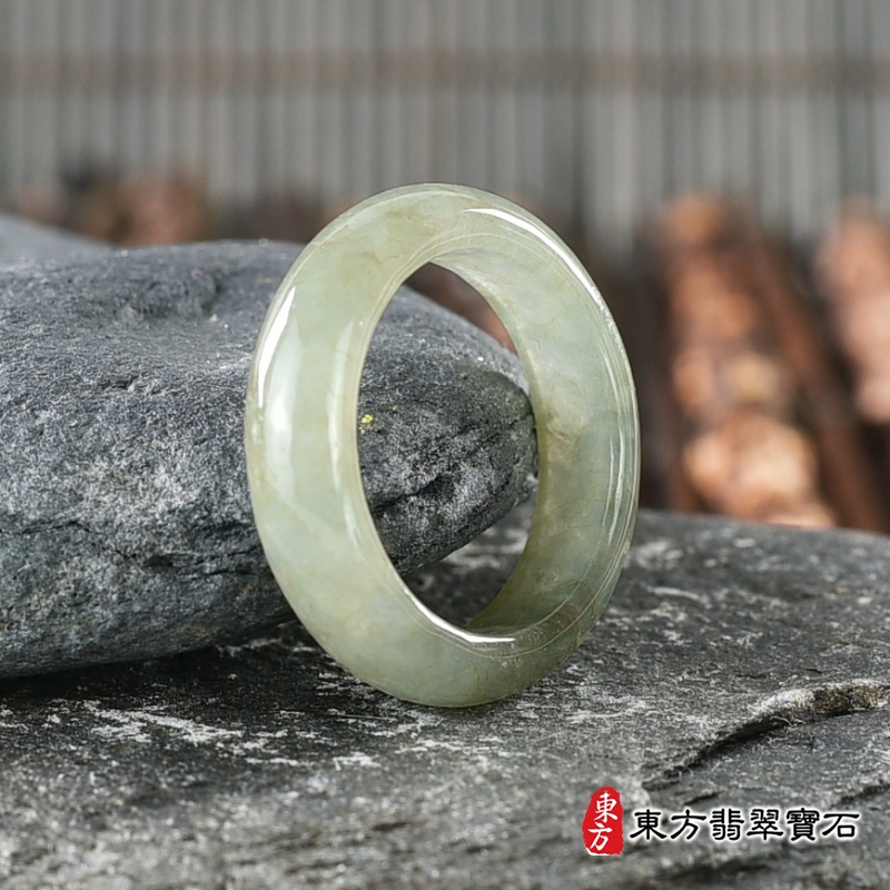 左側-翡翠戒指（玉戒指、A貨翡翠戒指、緬甸玉戒指，版指戒，版戒指，結婚戒指、結婚對戒、男女對戒）。綠帶褐糯種翡翠戒指，國際圍14，RNG209。客製化訂做各種翡翠戒指吊墜玉珮項鍊。★附A貨翡翠雙證書