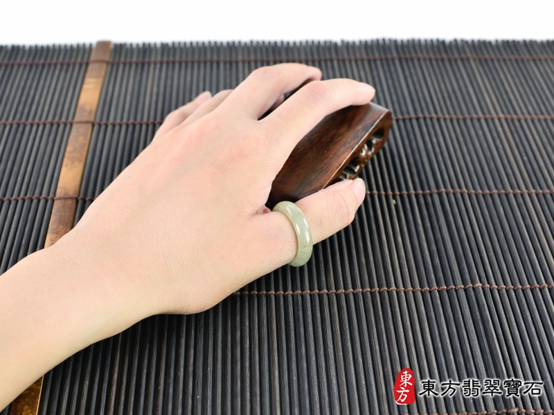 大小-翡翠戒指（玉戒指、A貨翡翠戒指、緬甸玉戒指，版指戒，版戒指，結婚戒指、結婚對戒、男女對戒）。綠帶褐糯種翡翠戒指，國際圍14，RNG209。客製化訂做各種翡翠戒指吊墜玉珮項鍊。★附A貨翡翠雙證書