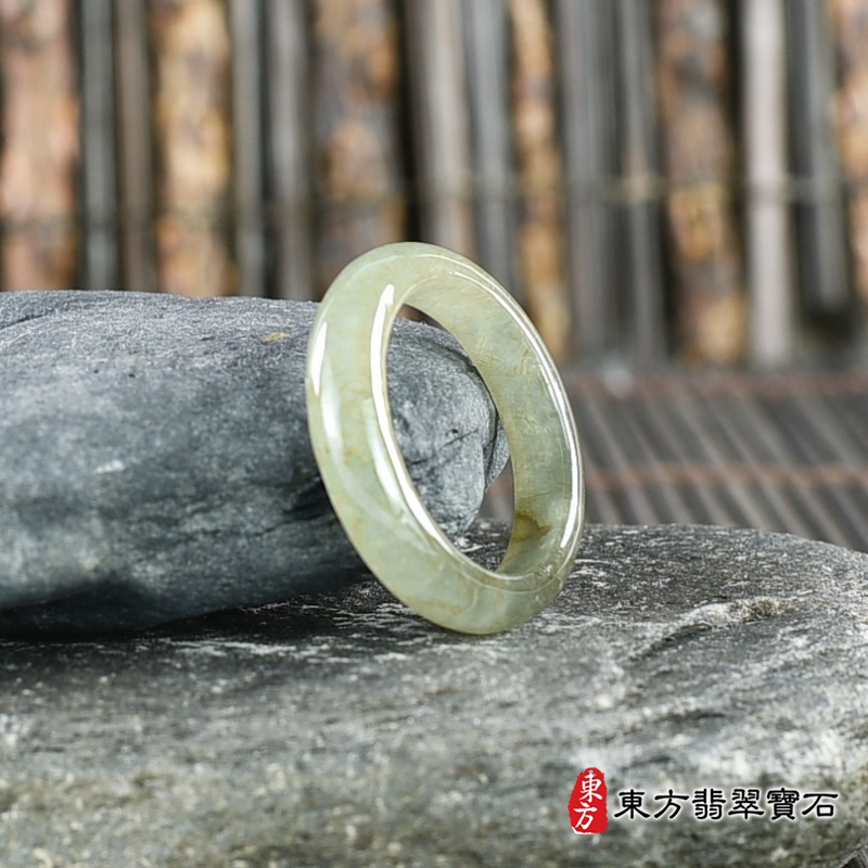 左側-翡翠戒指（玉戒指、A貨翡翠戒指、緬甸玉戒指，版指戒，版戒指，結婚戒指、結婚對戒、男女對戒）。淺綠色糯種翡翠戒指，國際圍14，RNG222。客製化訂做各種翡翠戒指吊墜玉珮項鍊。★附A貨翡翠雙證書