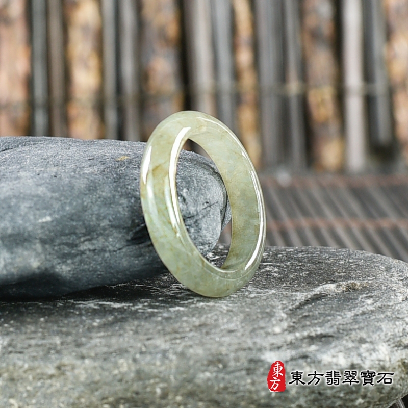 左側-翡翠戒指（玉戒指、A貨翡翠戒指、緬甸玉戒指，版指戒，版戒指，結婚戒指、結婚對戒、男女對戒）。淺綠色糯種翡翠戒指，國際圍14，RNG222。客製化訂做各種翡翠戒指吊墜玉珮項鍊。★附A貨翡翠雙證書