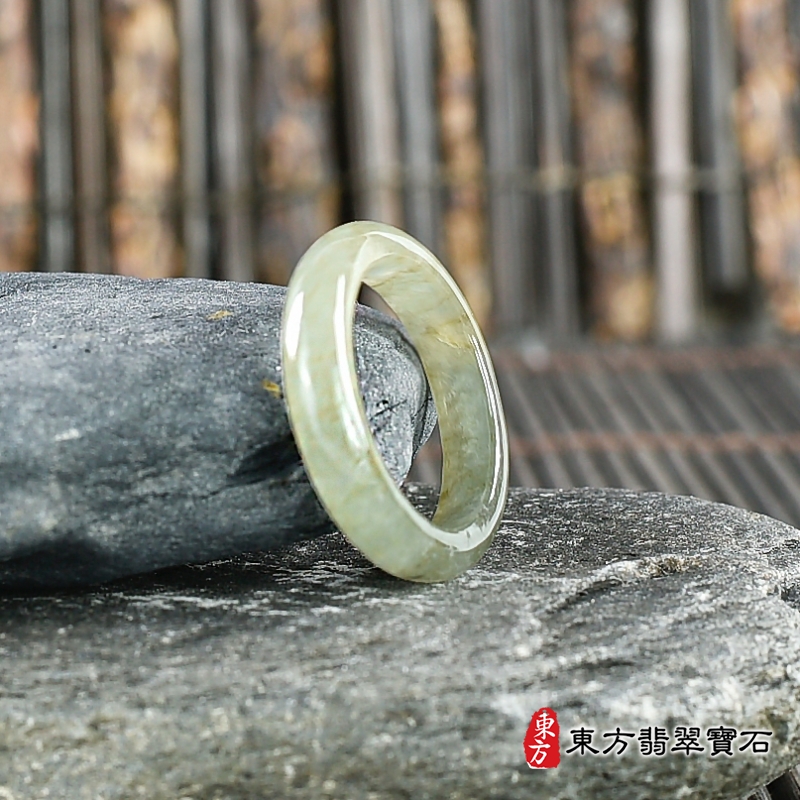 左側-翡翠戒指（玉戒指、A貨翡翠戒指、緬甸玉戒指，版指戒，版戒指，結婚戒指、結婚對戒、男女對戒）。淺綠色糯種翡翠戒指，國際圍14，RNG222。客製化訂做各種翡翠戒指吊墜玉珮項鍊。★附A貨翡翠雙證書