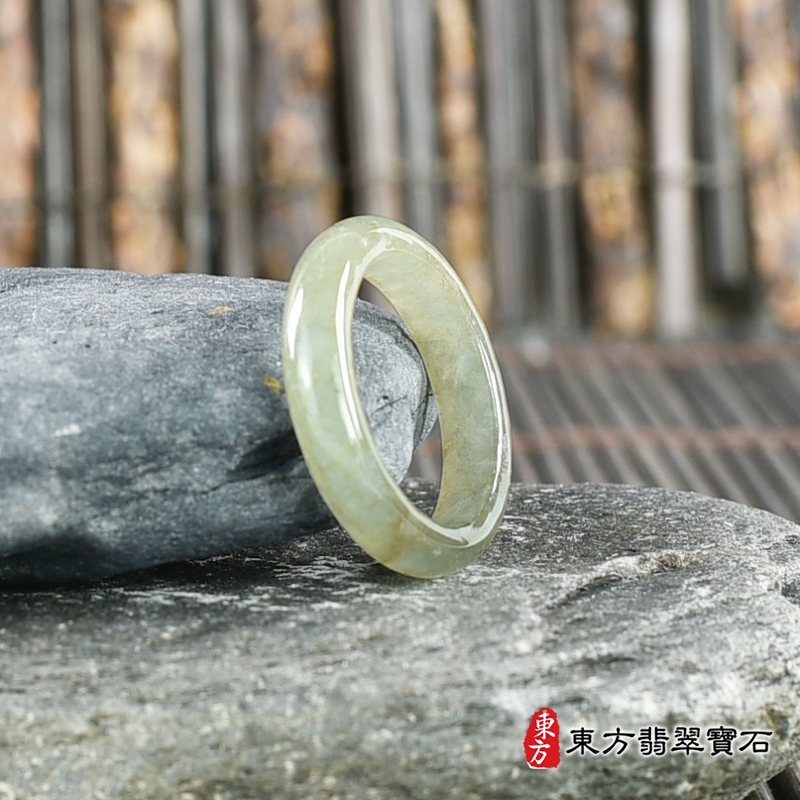 左側-翡翠戒指（玉戒指、A貨翡翠戒指、緬甸玉戒指，版指戒，版戒指，結婚戒指、結婚對戒、男女對戒）。淺綠色糯種翡翠戒指，國際圍14，RNG222。客製化訂做各種翡翠戒指吊墜玉珮項鍊。★附A貨翡翠雙證書