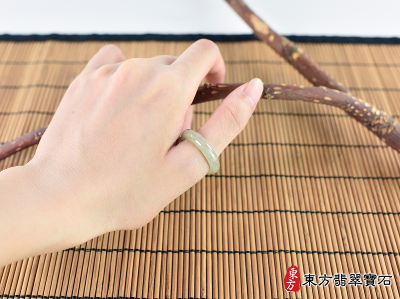 大小-翡翠戒指（玉戒指、A貨翡翠戒指、緬甸玉戒指，版指戒，版戒指，結婚戒指、結婚對戒、男女對戒）。淺綠色糯種翡翠戒指，國際圍14，RNG222。客製化訂做各種翡翠戒指吊墜玉珮項鍊。★附A貨翡翠雙證書