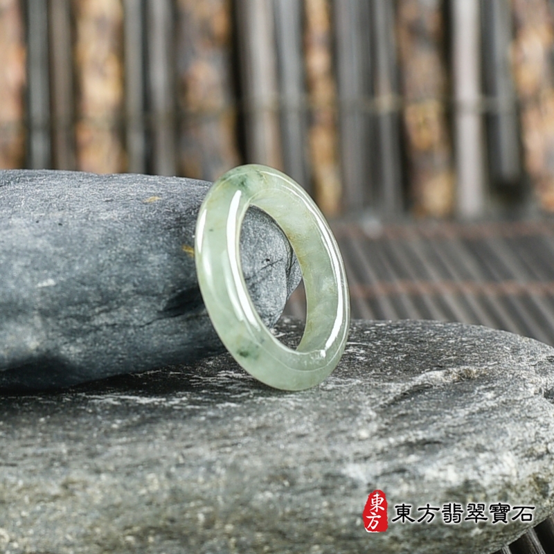 左側-翡翠戒指（玉戒指、A貨翡翠戒指、緬甸玉戒指，版指戒，版戒指，結婚戒指、結婚對戒、男女對戒）。綠帶褐糯種翡翠戒指，國際圍8，RNG225。客製化訂做各種翡翠戒指吊墜玉珮項鍊。★附A貨翡翠雙證書