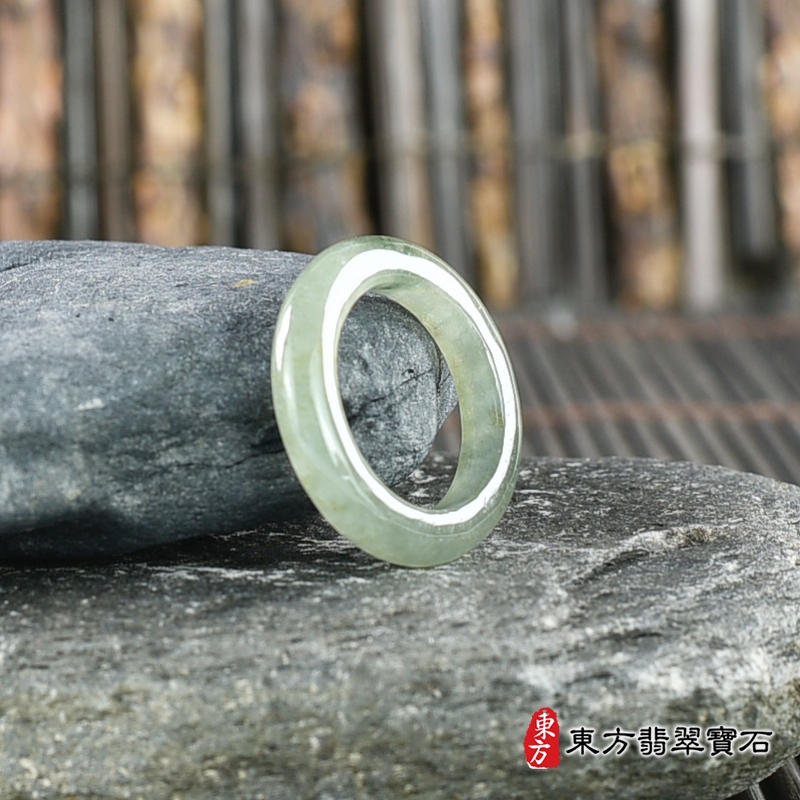 左側-翡翠戒指（玉戒指、A貨翡翠戒指、緬甸玉戒指，版指戒，版戒指，結婚戒指、結婚對戒、男女對戒）。綠帶褐糯種翡翠戒指，國際圍8，RNG225。客製化訂做各種翡翠戒指吊墜玉珮項鍊。★附A貨翡翠雙證書