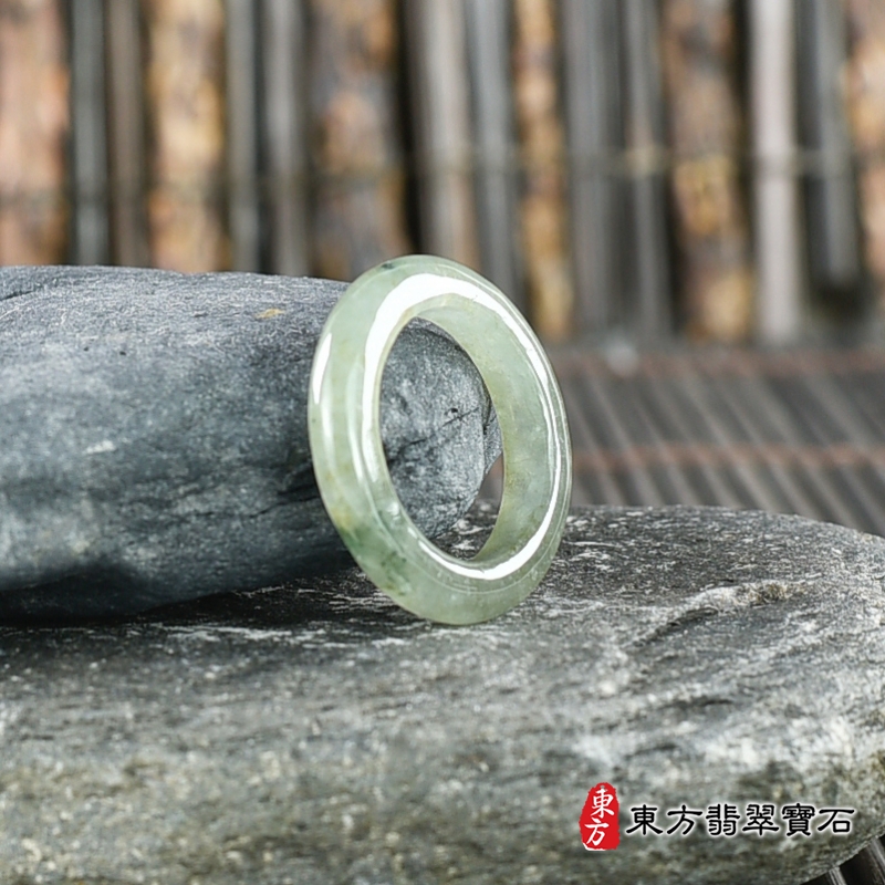 左側-翡翠戒指（玉戒指、A貨翡翠戒指、緬甸玉戒指，版指戒，版戒指，結婚戒指、結婚對戒、男女對戒）。綠帶褐糯種翡翠戒指，國際圍8，RNG225。客製化訂做各種翡翠戒指吊墜玉珮項鍊。★附A貨翡翠雙證書