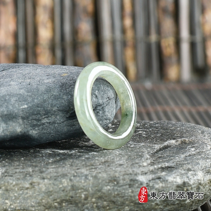 左側-翡翠戒指（玉戒指、A貨翡翠戒指、緬甸玉戒指，版指戒，版戒指，結婚戒指、結婚對戒、男女對戒）。綠帶褐糯種翡翠戒指，國際圍8，RNG225。客製化訂做各種翡翠戒指吊墜玉珮項鍊。★附A貨翡翠雙證書