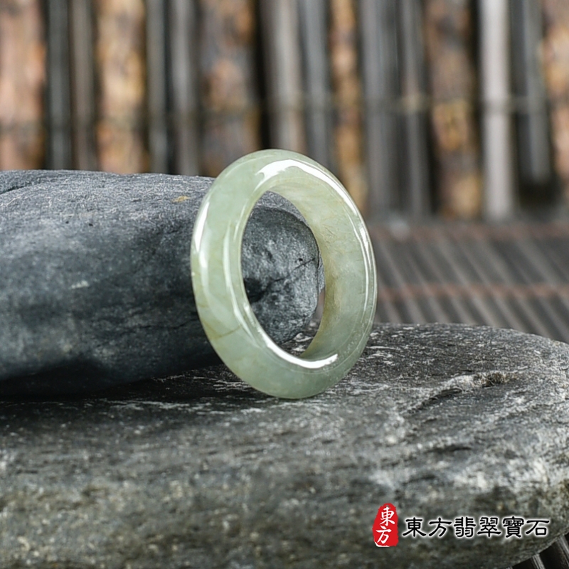 左側-翡翠戒指（玉戒指、A貨翡翠戒指、緬甸玉戒指，版指戒，版戒指，結婚戒指、結婚對戒、男女對戒）。綠帶褐糯種翡翠戒指，國際圍10，RNG237。客製化訂做各種翡翠戒指吊墜玉珮項鍊。★附A貨翡翠雙證書