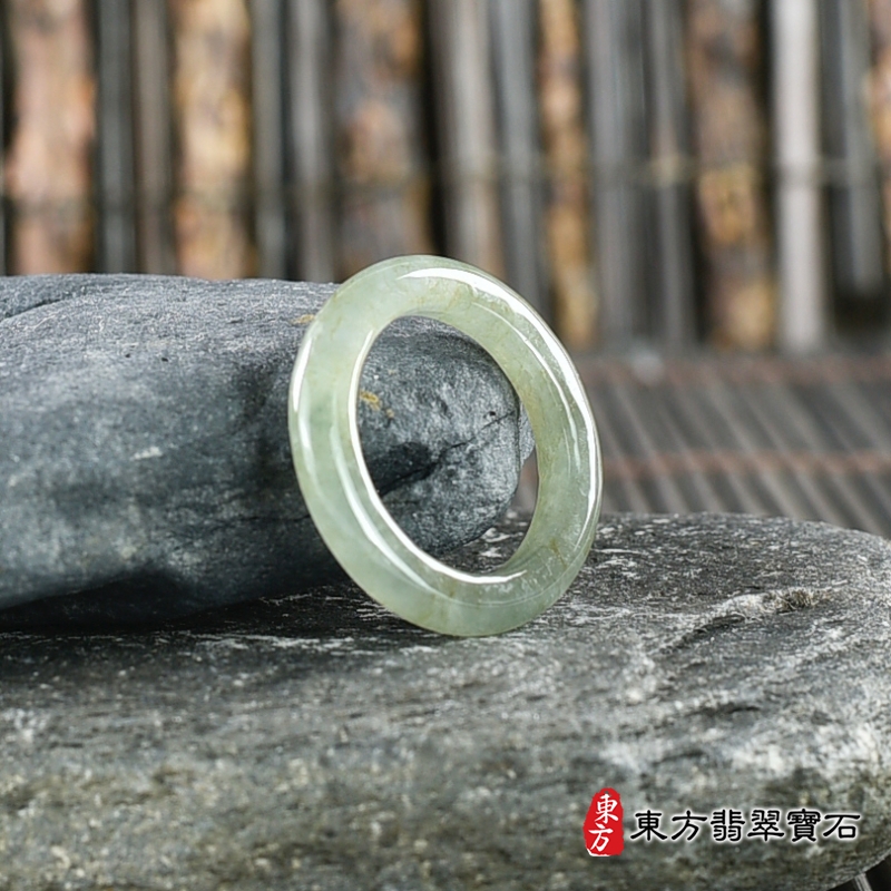 左側-翡翠戒指（玉戒指、A貨翡翠戒指、緬甸玉戒指，版指戒，版戒指，結婚戒指、結婚對戒、男女對戒）。綠帶褐糯種翡翠戒指，國際圍10，RNG239。客製化訂做各種翡翠戒指吊墜玉珮項鍊。★附A貨翡翠雙證書