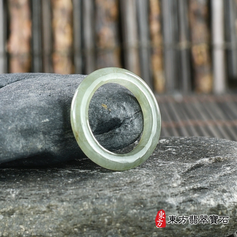 左側-翡翠戒指（玉戒指、A貨翡翠戒指、緬甸玉戒指，版指戒，版戒指，結婚戒指、結婚對戒、男女對戒）。綠帶褐糯種翡翠戒指，國際圍10，RNG239。客製化訂做各種翡翠戒指吊墜玉珮項鍊。★附A貨翡翠雙證書