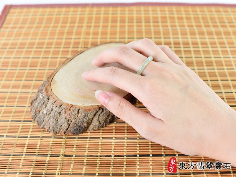 大小-翡翠戒指（玉戒指、A貨翡翠戒指、緬甸玉戒指，版指戒，版戒指，結婚戒指、結婚對戒、男女對戒）。綠帶褐糯種翡翠戒指，國際圍10，RNG239。客製化訂做各種翡翠戒指吊墜玉珮項鍊。★附A貨翡翠雙證書