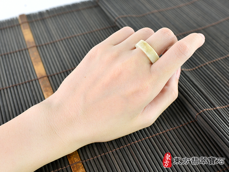 大小翡翠戒指（玉戒指、A貨翡翠戒指、緬甸玉戒指，版指戒，版戒指，結婚戒指、  結婚對戒、男女對戒）。白色糯種翡翠戒指，國際圍12，RNG104。客製化訂做各種翡翠  戒指吊墜玉珮項鍊。★附A貨翡翠雙證書