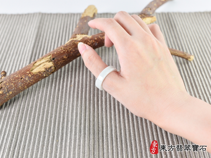 大小-翡翠戒指（玉戒指、A貨翡翠戒指、緬甸玉戒指，版指戒，版戒指，結婚戒指、結婚對戒、男女對戒）。淺綠色糯種翡翠戒指，國際圍18，RNG241。客製化訂做各種翡翠戒指吊墜玉珮項鍊。★附A貨翡翠雙證書